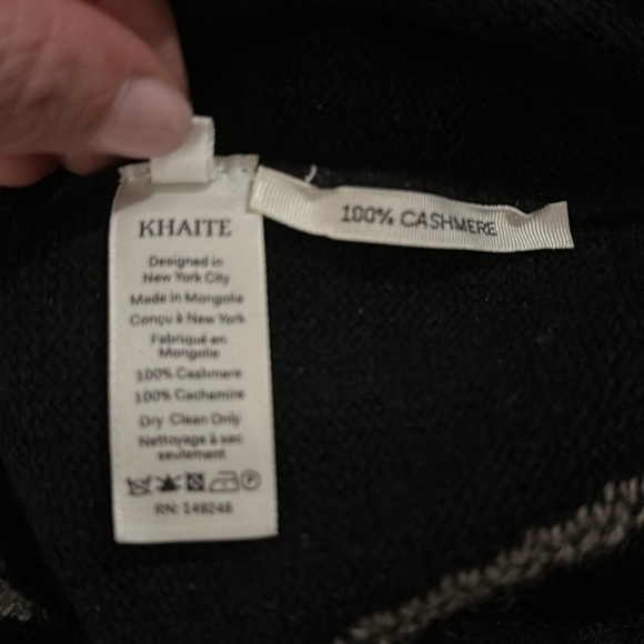 Khaite Cashmere Pullover
Black
Printed
Long Sleeve with V-Neck - Picture 9 of 11